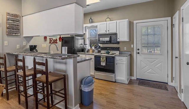 Lovely 1 Bedroom Condo with Amazing View and Convenient Location