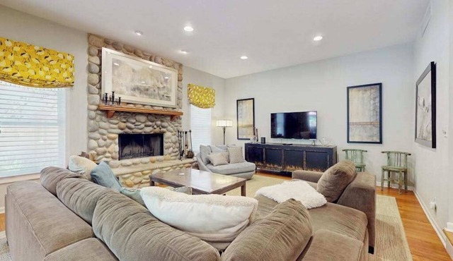 Luxurious home with private outdoor pool, hot tub, pool table & WiFi in Grand Beach
