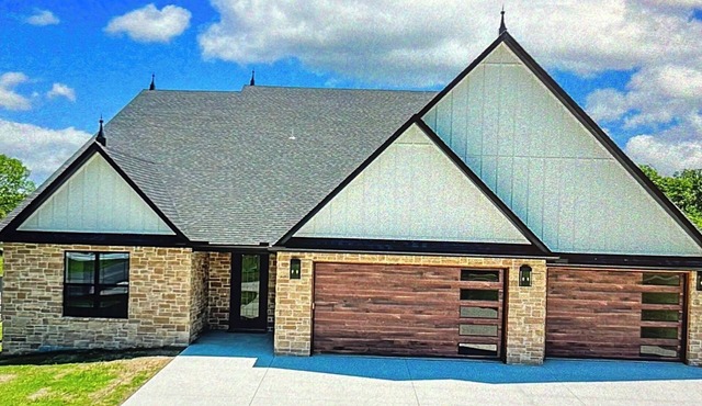 Luxurious Lakefront 7-bedroom house on Monkey Island, waterfront, boat slip in Monkey Island
