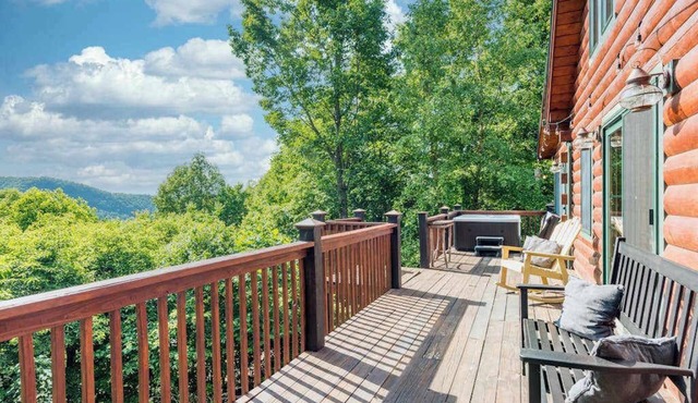 Luxurious log cabin w/stunning views, WiFi, hot tub + 15 mins to Black Mountain