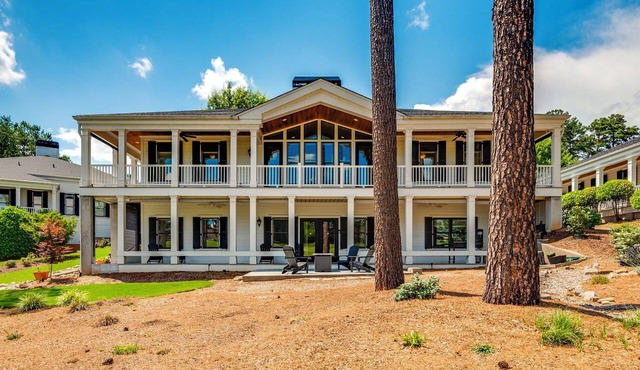 Luxury 6-bedroom house with golf course view and pool in charming Travelers Rest