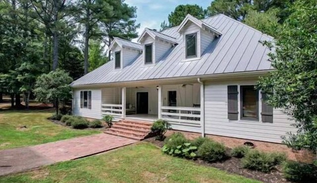 Luxury 9-BR Estate - 3 Homes & Cottage on 14 Acres, 10 Miles to Ole Miss in Oxford