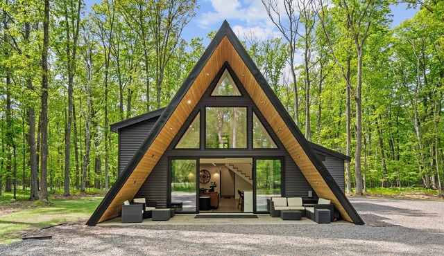 Luxury A-Frame Cabin Hot Tub + A-frame Sauna in Willow River