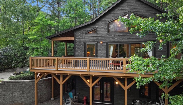 Luxury Cabin: Hot Tub & Game Room