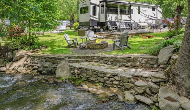 Luxury Creekside Retreat: RV in Gatlinburg,Tn