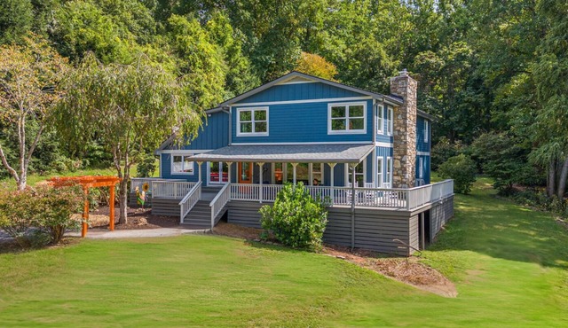 Luxury Farmhouse Haven - Hike, Relax, BBQ, 25 mins to AVL