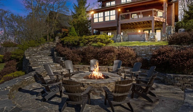 Luxury Lodge w/Views, Hot Tub, Game Rm, Fire Pit