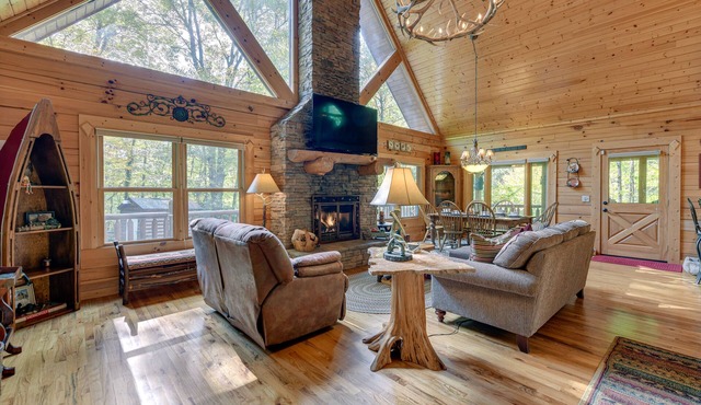 Luxury Maggie Valley Log Cabin, Private Retreat!