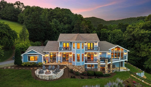Luxury Mountain Retreat, Swim Spa, Sauna, Game Room & Mountain Views