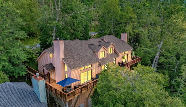 Luxury Sugar Mountain Chalet, Panoramic Views, Fireplace, Dog friendly