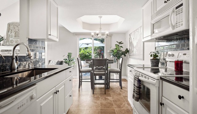 Luxury Sun-Drenched 2 BR 2 BA Minutes from Everything in Fort Wayne