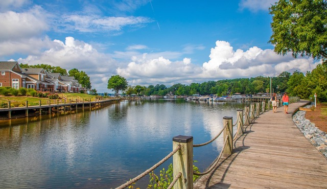 Luxury Top-Floor Lake Norman Condo, Private Deck with Panoramic Lake Views