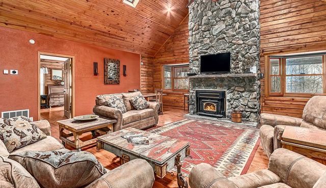 Magic Mountain Lodge; Magnificent Custom Built, FREE WiFi, Hot Tub, Fence Yard
