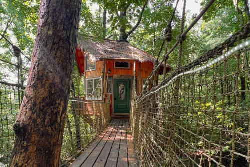 Magical Treehouse Mountain Views Dog Friendly
