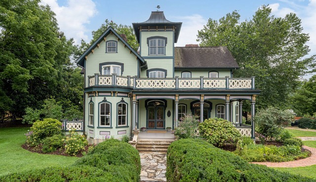 Magnolia House estate - family reunions, micro-weddings, retreats.