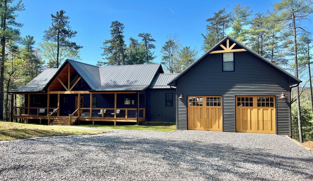 Magnolia in the Mountains - Luxury 5 bedroom, hot tub, cov decks, spacious, gated community in Purlear