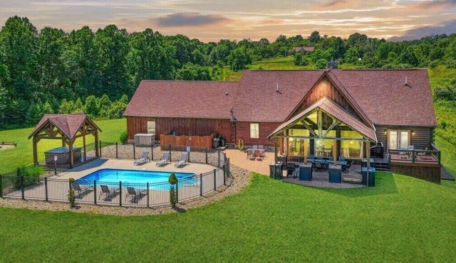 Meadows | Hocking Hills, Pool, Theater, Sleeps 24 in Rockbridge
