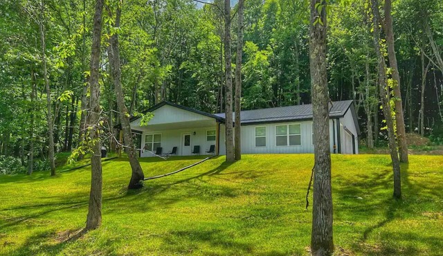 Modern barndo, with game room and hot tub in Lancaster