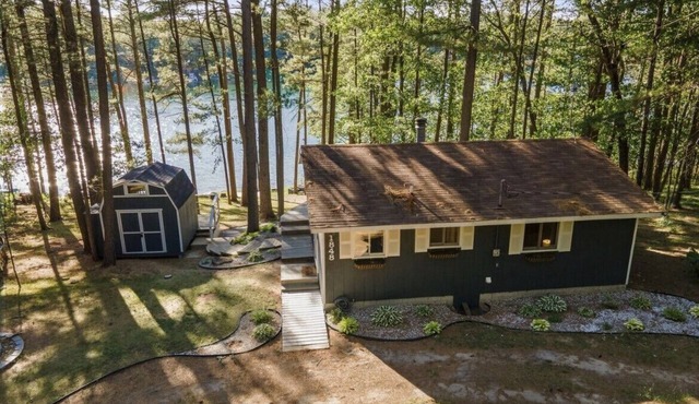 Modern Cabin and Bunkouse on Putman Lake. Sleeps 7 in Baldwin