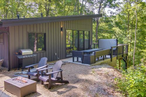 Modern Cabin w/Hot Tub & Fire Pit in Fairview!