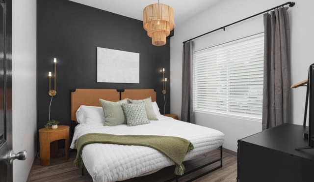 Modern Comfort Condo Only 2 Mile to Downtown Broadway