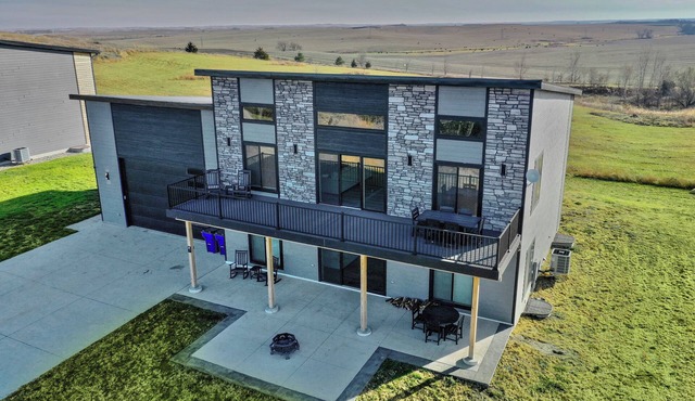 Modern Lewis and Clark lake home with lake views and 3 min drive to the beach! in Crofton