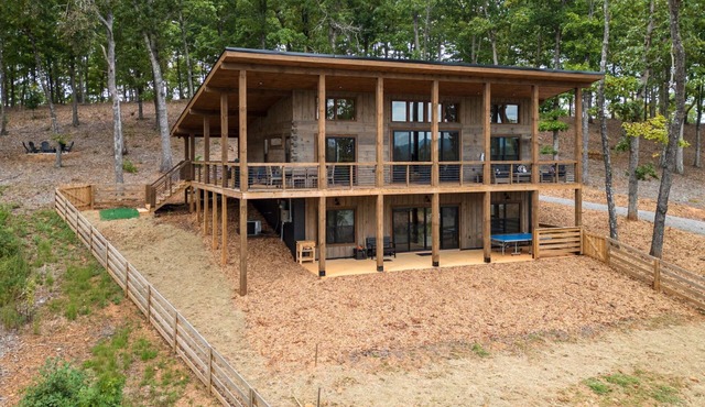 Modern Rustic Log Cabin-Dog Friendly-Fenced-Views-Hot Tub in Morganton
