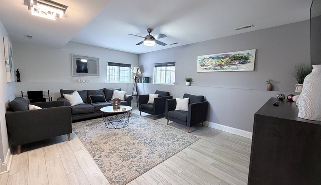 Modern Spacious Retreat with Fast Wi-Fi, Yard & Workspace - 4BR and 2 Full Bath in Waukegan