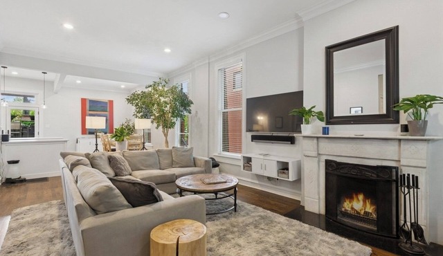 Modern updates meet classic Lincoln Park space in this dog-friendly retreat! in Chicago