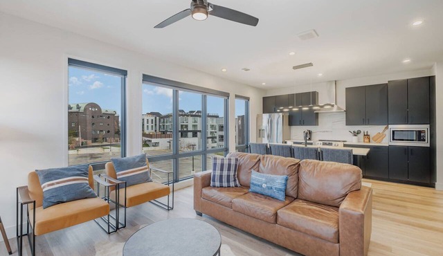 Modern West End Condo for 6, Shared Pool & Gym!