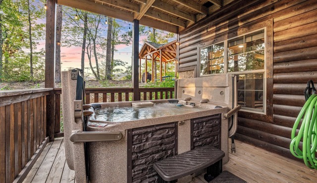 Moonrise Ridge — Scenic Smoky Mountain Cabin w/Hot Tub & Firepit in Sevierville