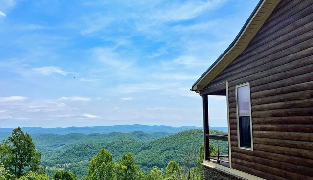 Mountain Air, Endless Relaxation -3BR/2.5BALong Range Views, Hot Tub, WiFi