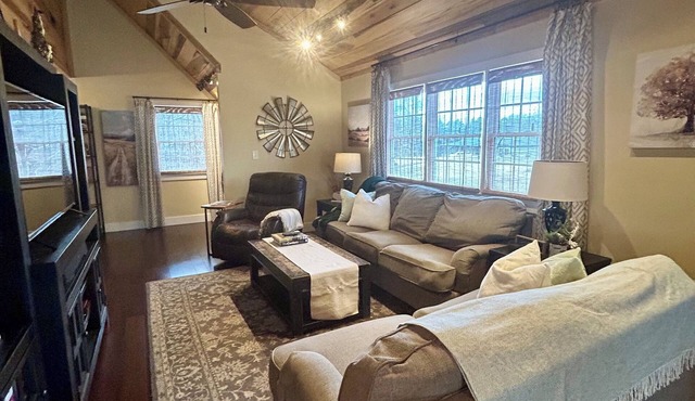 Mountain Retreat- 2BR Near Amicalola Falls & Dahlonega Wineries- Sleeps 5