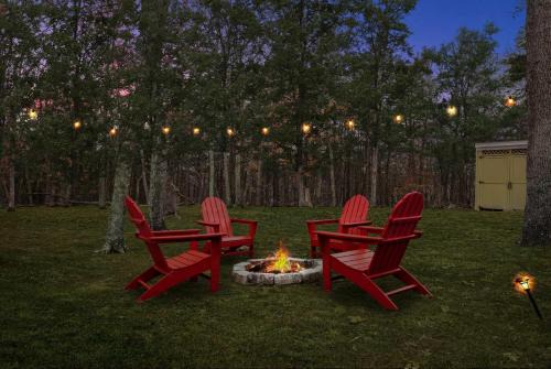 Mountain retreat chalet w hot tub & deck
