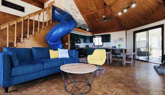 Mountain top cabin! Slide, Hot Tub, Arcade Wi-Fi hiking
