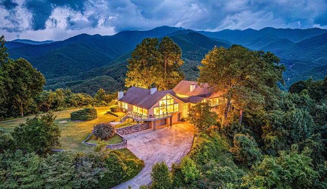 Mountaintop Villa with 360° View, Theater, Hot Tub
