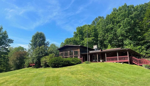 Musically Historic Lakeside Cabin: Sauna, Hot Tub, Private Lake & Trails Near Nashville