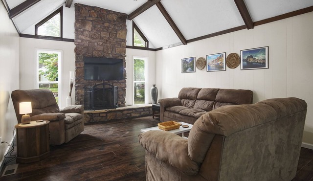 N. Jackson Home Sleeps 8 Near Union Univ. & I-40 in Jackson