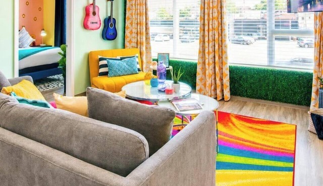 Nashville getaway: pop-art apartment sleeps 12, 4BR/2BA near downtown
