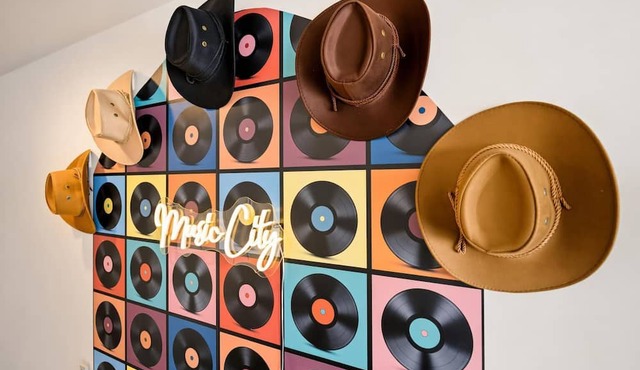 Nashville getaway: rooftop views, game room & bunk beds near Belmont, sleeps 12