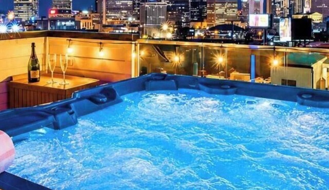 Nashville house, rooftop hot tub, karaoke & luxury lounges, sleeps 12 in Nashville