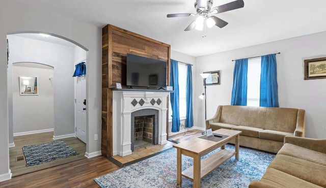 Near Downtown, Park & Zoo! Trendy Ridgeland Tudor