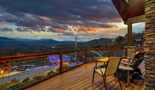 Near Gatlinburg, Hot Tub, Arcade, Views, Pool Access