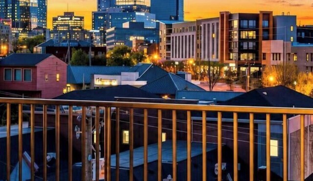 Neon rooftop penthouse near Broadway, sleeps 10, downtown Nashville