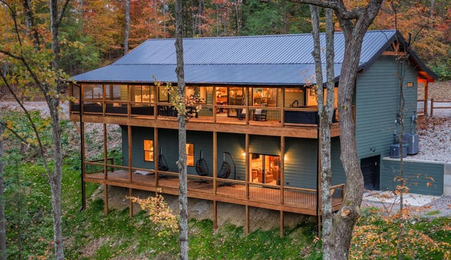 New 4-King Cabin w/Cave View, Hot Tub, Fire Pit