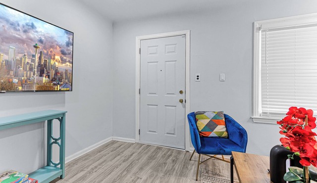 NEW-5BD/Spacious Home w/Wi-Fi, Pool-Table, & more! in Ecorse
