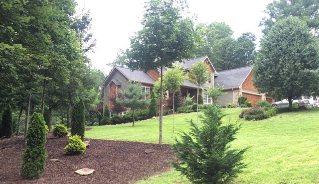 New 5k sqft, 6 bedrm, 2 acre, Fire pit, Hot Tub, Retreat 5 miles to dwntwn Avl