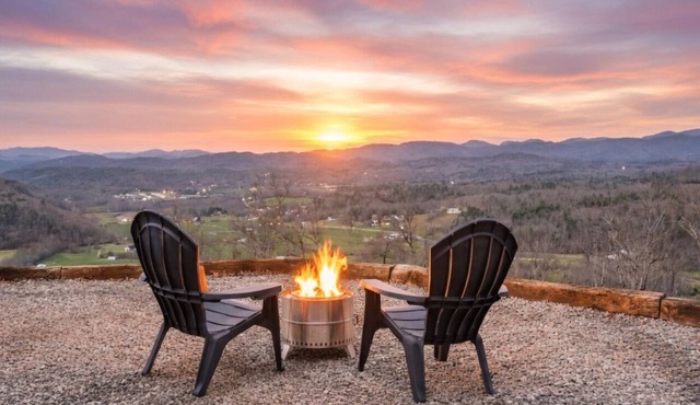 NEW CABIN-Epic Sunsets! Panoramic Views of Blue Ridge and Smokey Mountains!