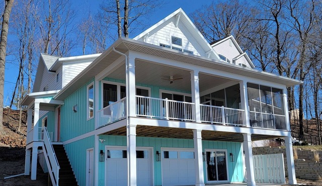 NEW-for you! Ultimate beach house vacation! On White Lake w/stunning views.6 BR! in Montague