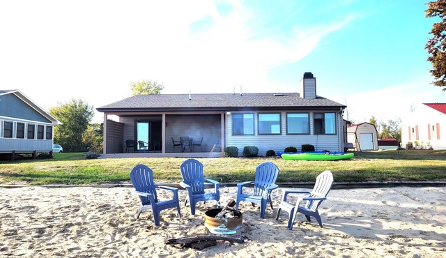 New! Huron Paradise - Cute and Family-Friendly Lakefront Home with Pirvate Sandy Beach, Beach Bonfire Ring, and Kayaks! in Au Gres